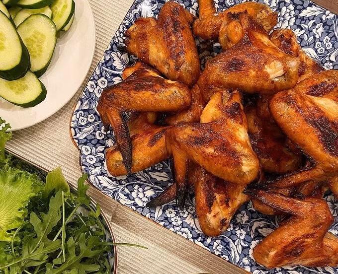 Tăng Thanh Hà từng chia sẻ mẻ cánh gà nướng trông hấp dẫn mà cô làm cho gia đình ăn tối.