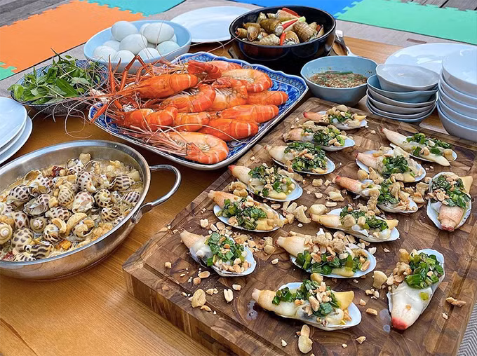 Mới đây nhất, Tăng Thanh Hà chia sẻ bữa tiệc nhỏ đầm ấm ngày cuối tuần bên gia đình với nhiều món ngon chủ yếu là hải sản xịn xò khiến mọi người trầm trồ về độ khéo léo, đảm đang, nấu ăn siêu đỉnh của cô nàng.