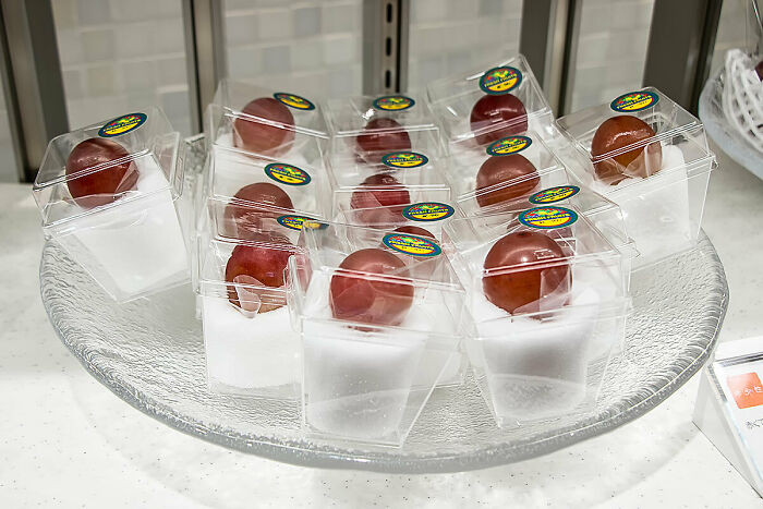 Siêu thị Nhật còn đóng gói riêng lẻ từng quả nho.