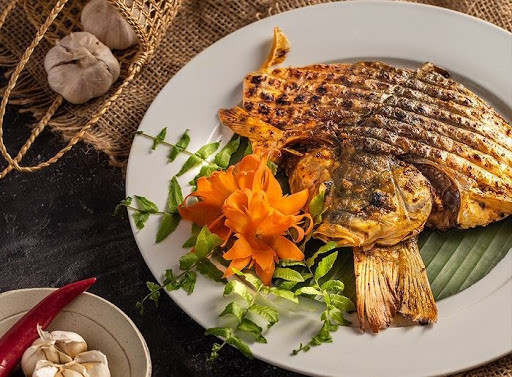 Những con cá chép, trắm, trôi... thật tươi sau khi được làm sạch vẩy sẽ được mổ dọc sống lưng rồi nhồi các nguyên liệu vào và gập lại, sau đó nướng trên than hồng. Thịt cá nướng xong ngấm đẫm gia vị, ngọt, ăn chắc là được.