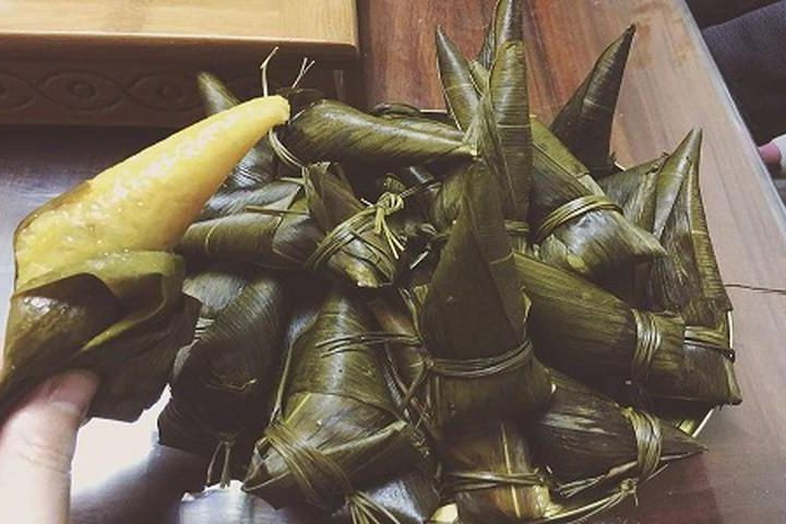 Chiếc bánh này vô cùng giản dị, chỉ độc một nguyên liệu là gạo nếp. Tuỳ từng nơi, người ta dùng lá dong, lá chuối hoặc lá đót để gói bánh. Chiếc bánh có hình nhọn như chiếc sừng trâu. Phần ruột bên trong dẻo, ngấm hương vị của những loại lá cỏ thanh khiết, đậm chất rừng núi.