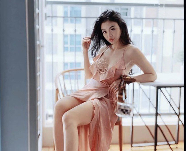 Với những bí quyết giữ dáng nghiêm túc, dù đã là bà mẹ một con, Julia Hồ vẫn có vóc dáng lý tưởng như các cô gái trẻ. Cô được ví có body nóng bỏng chẳng thua kém nàng tỷ phú trẻ tuổi nhất thế giới – Kylie Jenner. Ảnh: FB, IT.