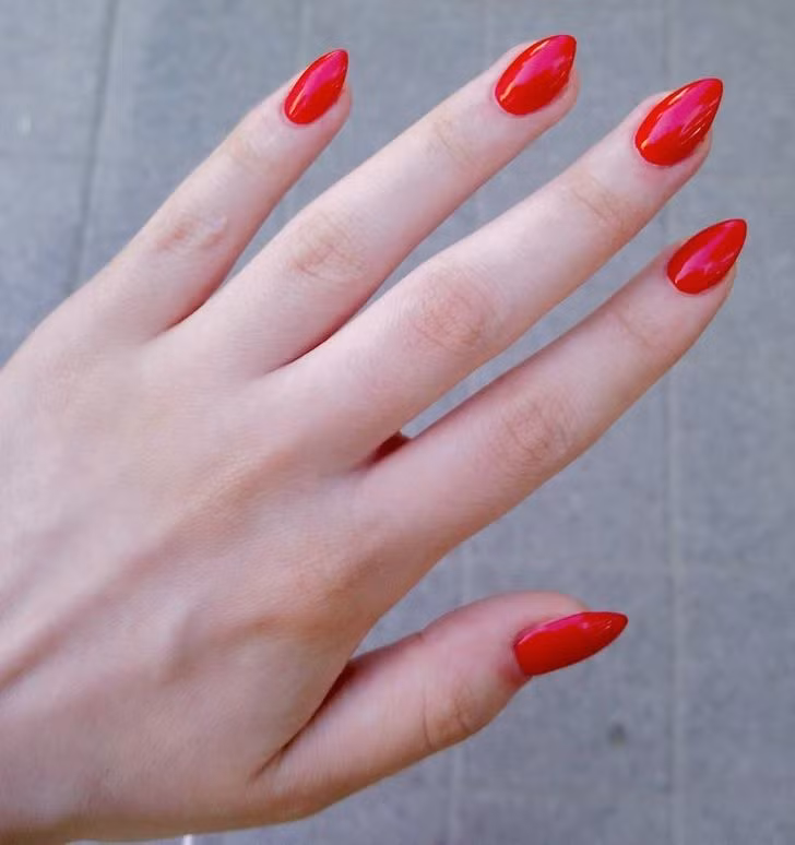 1. Đỏ: Sơn móng tay màu đỏ cho thấy bạn là người đam mê. Bạn cũng có thể hơi hung hăng và dễ xúc động. Đây cũng là một màu đậm, có nghĩa là bạn thích thể hiện sự tự tin hoặc thống trị. Bạn không ngại trở nên quyến rũ và thu hút mọi ánh nhìn.