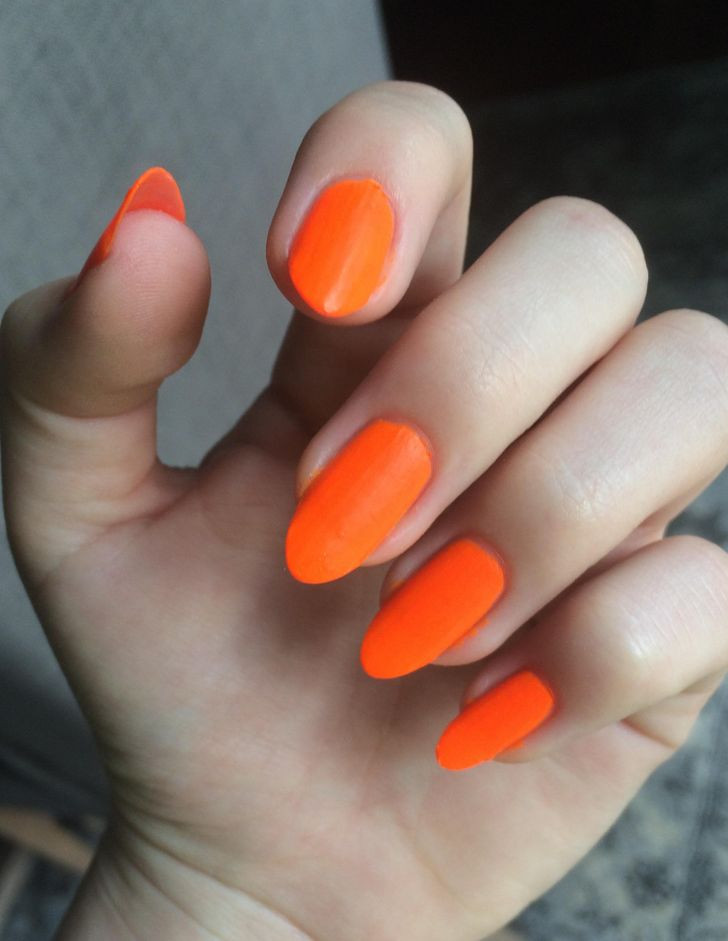 3. Màu cam: Táo bạo và bốc đồng có thể là những điều đầu tiên mô tả về những người yêu thích sơn móng tay màu cam. Đó là một màu sắc tràn đầy sự ấm áp và năng lượng và thường được kết hợp với sự nhiệt tình và sáng tạo. Bạn không quan tâm người khác nghĩ gì về mình và bạn chắc chắn biết cách để có được niềm vui.