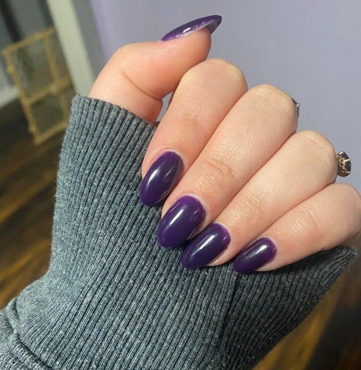 4. Màu tím: Nếu bạn thích sơn màu tím trên móng tay, đây có thể là một phần bạn thể hiện trí tưởng tượng và khả năng sáng tạo của mình. Màu tím cũng thể hiện nét hoàng gia và quý tộc, cùng với sự tự tin và cá tính. Bạn cũng có thể muốn sơn móng tay màu tím khi muốn thể hiện sự gợi cảm hoặc bí ẩn.