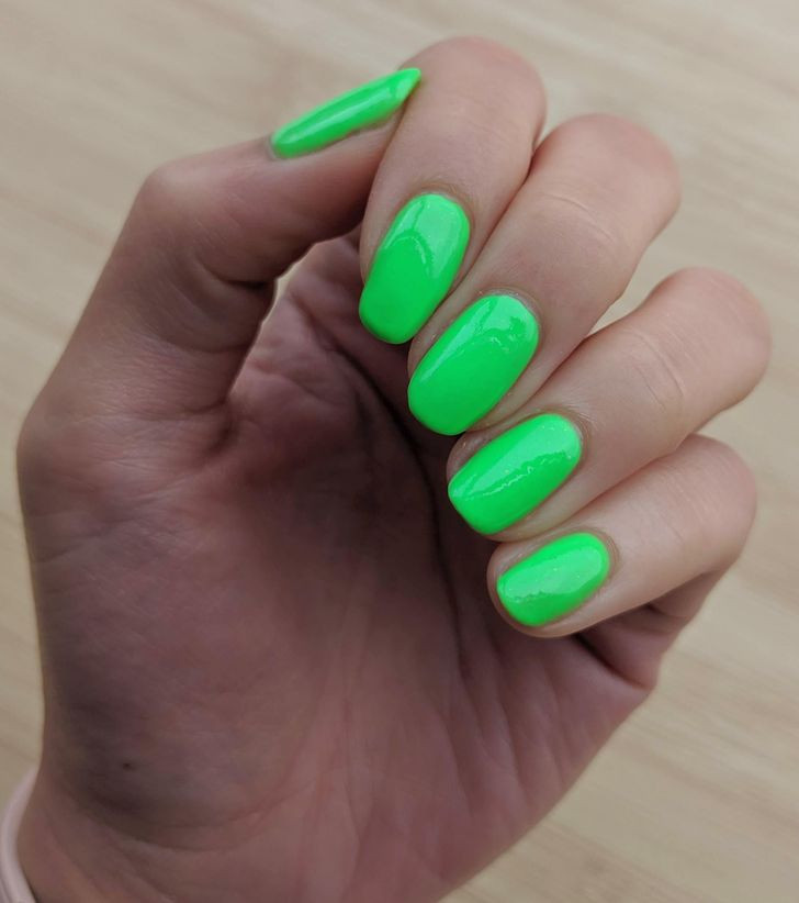 7. Neon: Màu sơn móng neon thể hiện bạn muốn được chú ý. Bạn không sợ hãi, tràn đầy năng lượng và thích tiệc tùng. Bạn thích được chú ý và có thể dễ bắt chuyện, ngay cả với người lạ. Màu neon có thể thay đổi từ xanh nõn chuối đến hồng nóng.