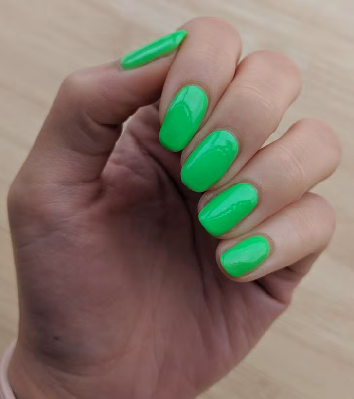 7. Neon: Màu sơn móng neon thể hiện bạn muốn được chú ý. Bạn không sợ hãi, tràn đầy năng lượng và thích tiệc tùng. Bạn thích được chú ý và có thể dễ bắt chuyện, ngay cả với người lạ. Màu neon có thể thay đổi từ xanh nõn chuối đến hồng nóng.