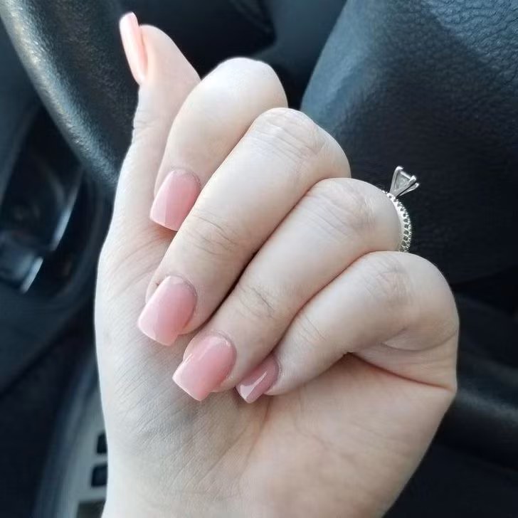 2. Màu hồng: Sơn móng tay màu hồng mang lại sự rung cảm nữ tính có thể là một phần của thái độ vui vẻ, nhẹ nhàng. Bạn có thể là người trực quan và không quan tâm nhiều đến việc tuân thủ các chuẩn mực xã hội. Nếu sơn móng tay màu hồng nhạt, bạn có thể là người có tham vọng và định hướng nghề nghiệp.