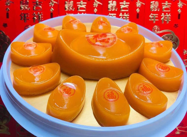 Trong khi đó, những mâm bánh hình thỏi vàng thường được đặt mua để cúng những ngày Tết Nguyên đán. Ảnh: FB, Internet.