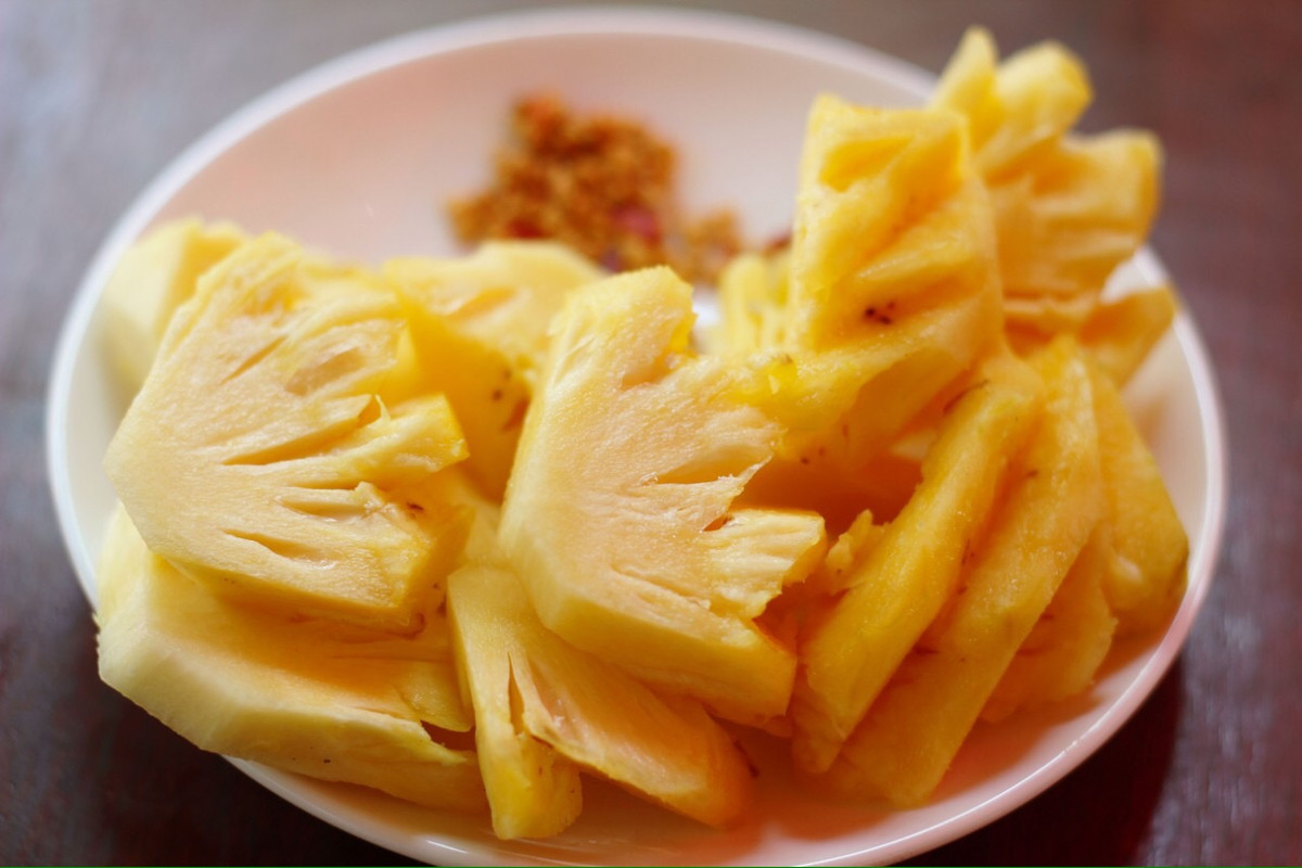 Tháng tư cũng là thời điểm dứa bắt đầu vào vụ, vừa ngon lại rẻ. Đây là thứ quả mùa hè được nhiều chị em công sở ưa chuộng.