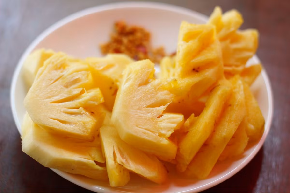 Tháng tư cũng là thời điểm dứa bắt đầu vào vụ, vừa ngon lại rẻ. Đây là thứ quả mùa hè được nhiều chị em công sở ưa chuộng.