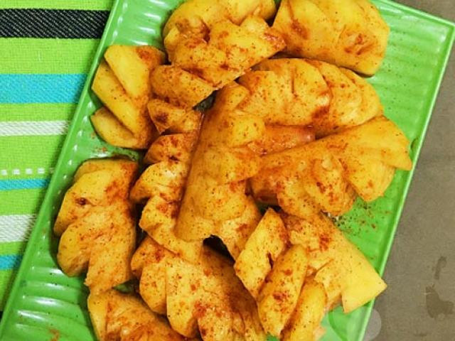 Dứa lắc chua chua, ngòn ngọt lại có chút cay cay thật ngon và hấp dẫn cho những chị em mê ăn vặt. Ảnh: Internet.