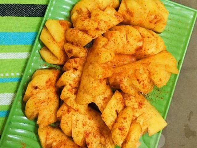 Dứa lắc chua chua, ngòn ngọt lại có chút cay cay thật ngon và hấp dẫn cho những chị em mê ăn vặt. Ảnh: Internet.