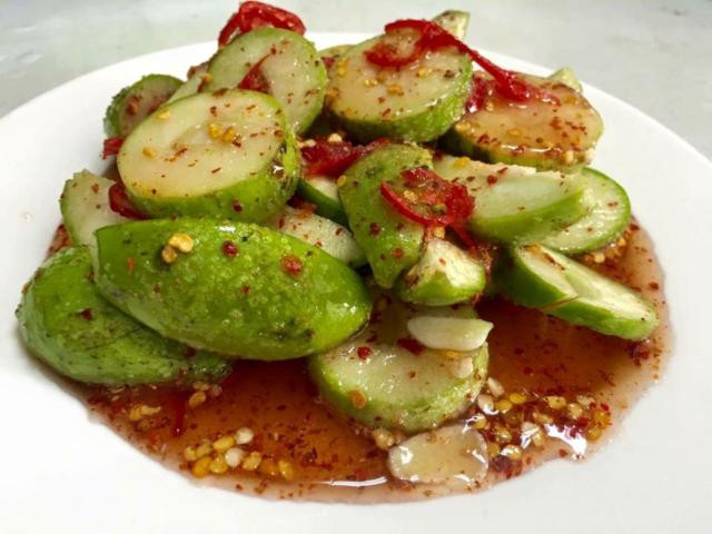 Xoài xanh: Tháng 4 cũng là dịp xoài xanh “rộ mùa” và có giá thành khá rẻ. Loại quả chua này chỉ cần gọt nhỏ, thái lát mỏng rồi chấm muối là được ngay món quà vặt siêu ngon.