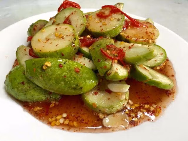 Xoài xanh: Tháng 4 cũng là dịp xoài xanh “rộ mùa” và có giá thành khá rẻ. Loại quả chua này chỉ cần gọt nhỏ, thái lát mỏng rồi chấm muối là được ngay món quà vặt siêu ngon.