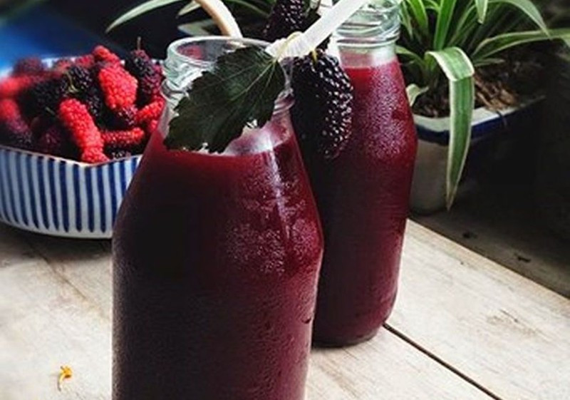 Dù không chua gắt như mơ, thậm chí còn có vị hơi ngọt nhưng có lẽ bởi ngại bị nước quả dây vương vãi nên dâu tắm ít được các bà, các cô chuộng để ăn chơi mà chủ yếu được dùng ngâm đường để làm thức uống tuyệt hảo của mùa hè.