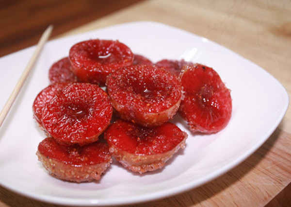 Người không ăn được chua lại ưa dầm mận với muối, ớt, đường để làm dịu đi vị chua của quả. Cắn miếng mận dầm, chậm chầm nhai để thấy vị mặn, ngọt, chua, cay hoà làm một, bổ sung cho nhau, nâng vị cho nhau để ăn đến ê răng cũng không thấy sợ, không biết chán.