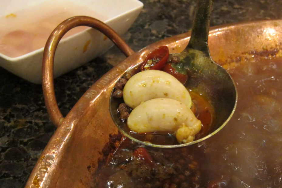 3. Tinh hoàn gà: Một món ăn yêu thích tại các nhà hàng lẩu ở Hồng Kông, thực khách thích tinh hoàn gà vì đặc tính kích thích khả năng sinh lý của chúng. Người Hồng Kông tin rằng “ăn gì bổ nấy” vì vậy, ăn nội tạng để nuôi dưỡng các cơ quan nội tạng tốt hơn.