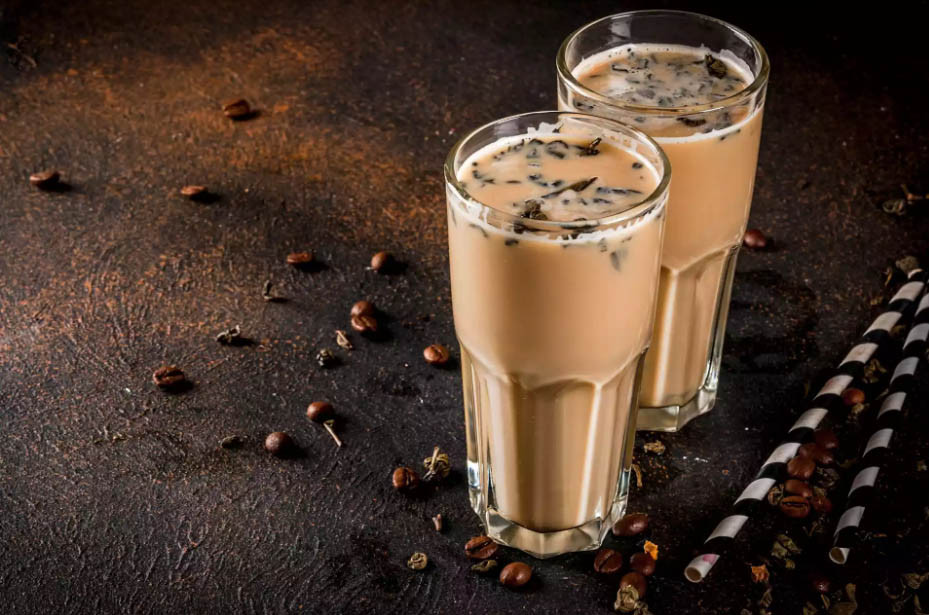 5. Yuanyang: Ở Hồng Kông, bạn có thể trộn cà phê và trà vào cùng một cốc, trong một sự kết hợp được gọi là yunang. Yunang được pha trộn với 2/3 trà sữa kiểu Hồng Kông và 1/3 cà phê. Đồ uống này thường được làm nóng vào mùa đông, hoặc thưởng thức nó cùng với đá trong mùa hè ẩm ướt của Hong Kong.