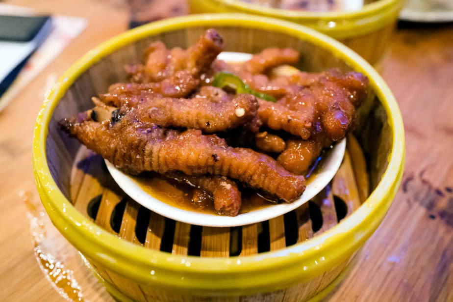 2. Chân gà dimsum: Mặc dù về hình thức, món ăn này khá đáng sợ: Nhăn nheo, móng vuốt như bàn tay phù thủy… Thế nhưng, chúng khá ngon, mùi vị đặc biệt và đậm đà.