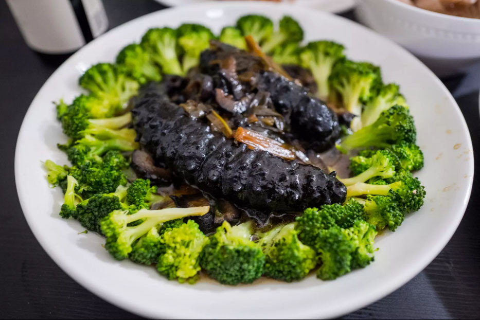 7. Hải sâm: Nếu bạn nghĩ hải sâm sẽ trơn và dai thì bạn đã đúng. Món này thường dùng cùng mì hoặc cơm và đi kèm cùng nước sốt. Nhu cầu về hải sâm đã tàn phá nhiều hệ sinh thái, vì vậy nên tránh món ăn này để bảo vệ môi trường. Ảnh: Internet.