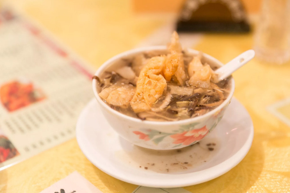 6. Súp rắn: Súp rắn được coi là một phần trong bữa ăn ngon và ấm áp vào mùa đông của người Hồng Kông. Hầu hết các món thịt rắn của Hồng Kông hiện sử dụng nguyên liệu được đông lạnh từ Trung Quốc. Súp đi kèm với thịt con rắn xé nhỏ bên trong, nhiều người cho rằng nó có vị như thịt gà.