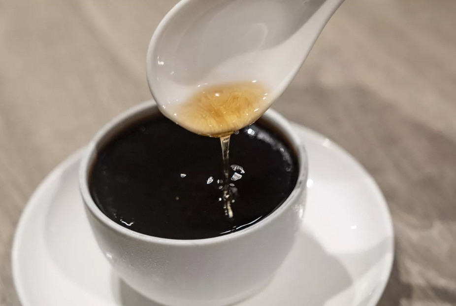 4. Thạch rùa: Món ăn được làm bằng mai rùa và bụng bột được đun sôi đến 12 giờ, trộn với các loại thảo mộc, nước thơm và phục vụ như một loại súp đặc. Người ta tin rằng thực phẩm này làm mát, giúp trị ho, khó tiêu và bệnh chàm, đồng thời làm đẹp da.