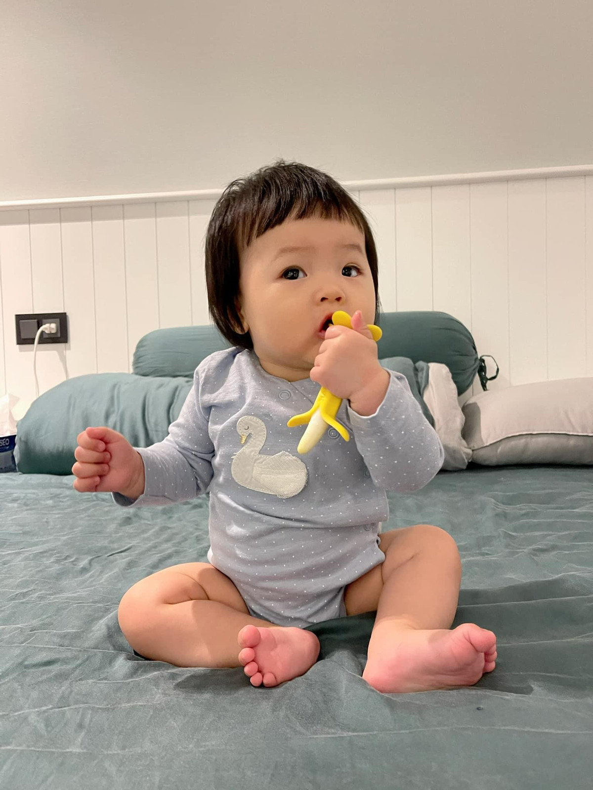 Các bộ đồ liền thân kiểu dáng đơn giản khá nhiều trong tủ đồ của Suchin.