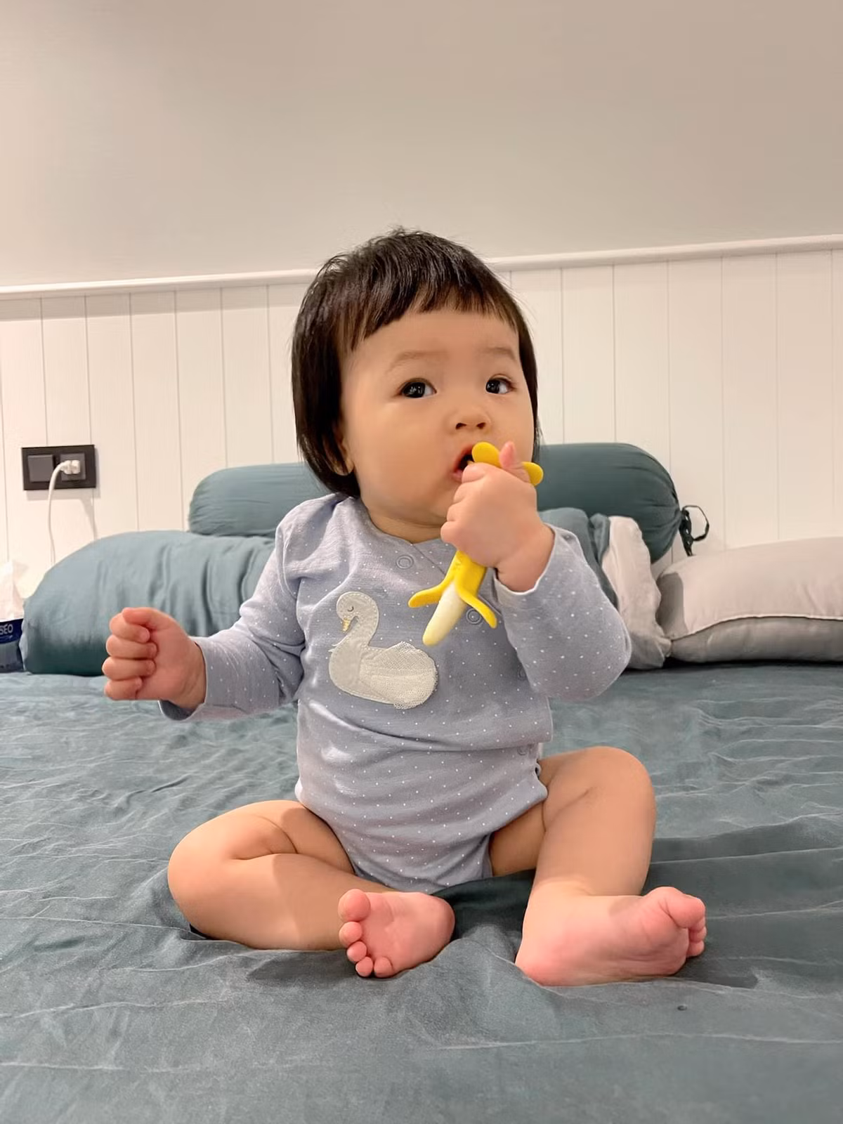 Các bộ đồ liền thân kiểu dáng đơn giản khá nhiều trong tủ đồ của Suchin.