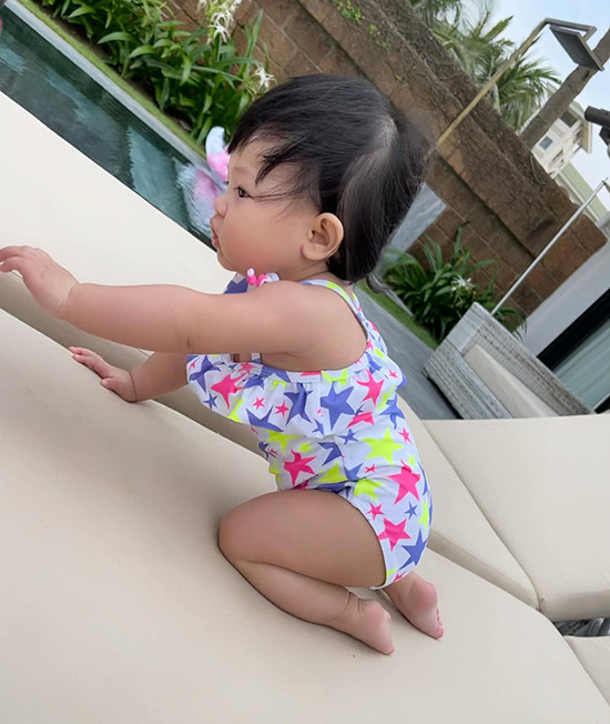 Trong mỗi chuyến đi, bé Suchin được mẹ thay liên tục nhiều trang phục đủ sắc màu.