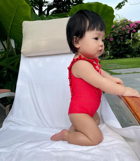 Mới 7 tháng tuổi nhưng cô bé richkid đã được check in ở nhiều resort sang chảnh và ăn diện cực xinh.
