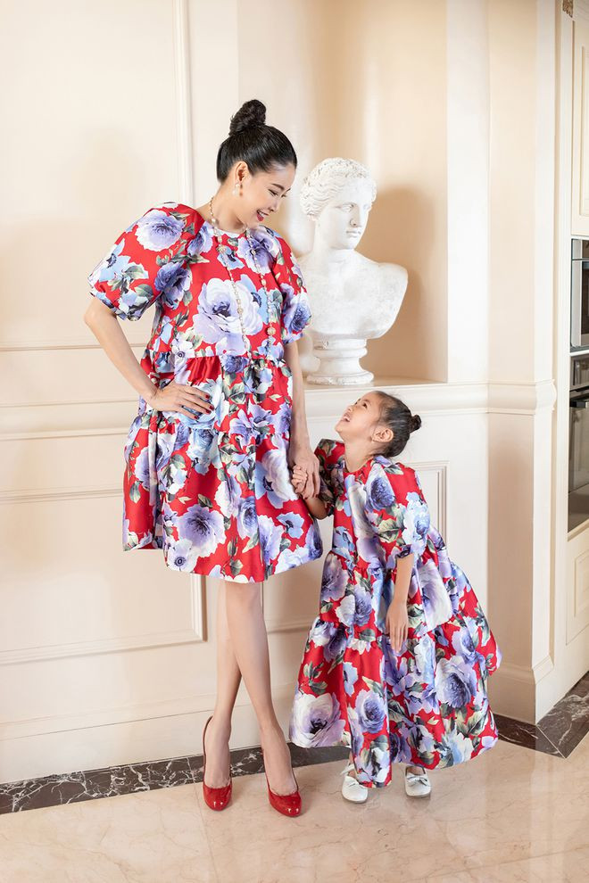 Những thiết kế phom rộng, họa tiết hoa lá đầy màu sắc mang đến vẻ ngoài đáng yêu cho Hoa hậu Việt Nam 1992 và con gái Viann.