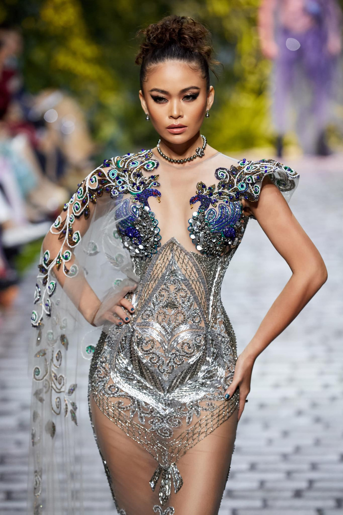 Sở hữu thân hình nuột nà, cô không ngại chọn các thiết kế xuyên thấu hở bạo.