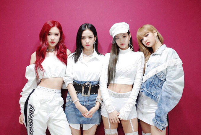 Nhóm gây ấn tượng với đồ diễn tông xuyệt tông gam trắng và denim, vừa tạo nên sự đồng điệu, vừa thể hiện cá tính của từng người.