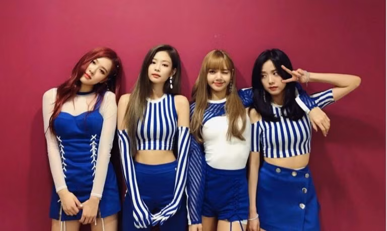 Theo đuổi phong cách thời trang gợi cảm, nhóm nhạc Hàn Black Pink gây ấn tượng với khán giả khi luôn diện đồ bắt mắt khi lên sân khấu.