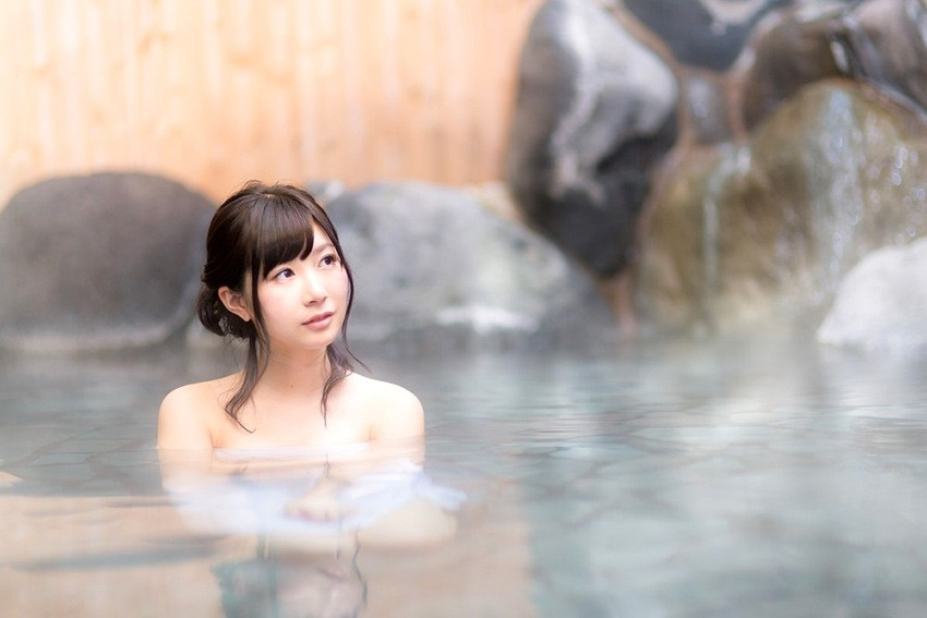 Ngâm mình trong bồn nước nóng: Người dân Nhật Bản rất thích ngâm mình trong nước nóng, cho dù là ở nhà hay ở suối. Theo các chuyên gia, thói quen này được coi như một phương pháp trị liệu. Bởi các khoáng chất có trong nước nóng sẽ giúp dịu thần kinh, giảm viêm, cải thiện giấc ngủ, đốt cháy calo hay bảo vệ và làm đẹp da.