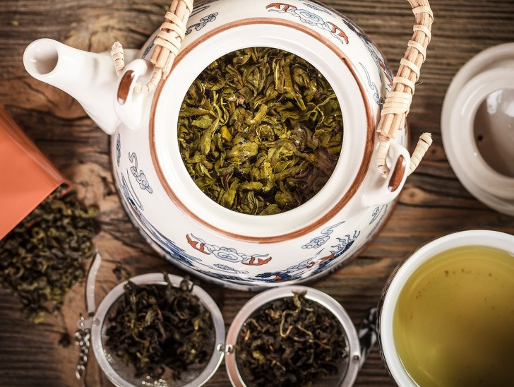 Uống trà xanh: Khoa học đã chứng minh trong trà xanh có chứa L-theanine, EGCG, Vitamin C, các nguyên tố vi lượng... giúp chống lão hóa, trị mụn, chống nắng hay thanh lọc cơ thể rất tốt. Chính vì thế, người Nhật đã sử dụng trà xanh như một thức uống thiết yếu trong cuộc sống để bảo vệ cơ thể cũng như duy trì vẻ đẹp tươi trẻ.