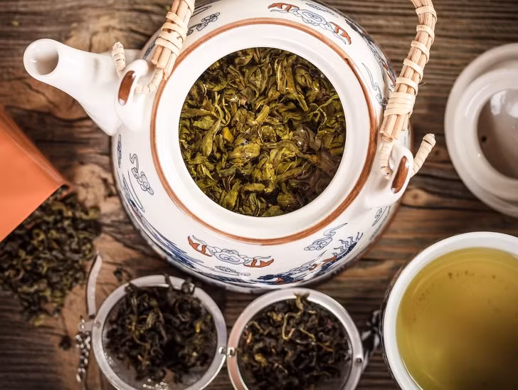 Uống trà xanh: Khoa học đã chứng minh trong trà xanh có chứa L-theanine, EGCG, Vitamin C, các nguyên tố vi lượng... giúp chống lão hóa, trị mụn, chống nắng hay thanh lọc cơ thể rất tốt. Chính vì thế, người Nhật đã sử dụng trà xanh như một thức uống thiết yếu trong cuộc sống để bảo vệ cơ thể cũng như duy trì vẻ đẹp tươi trẻ.