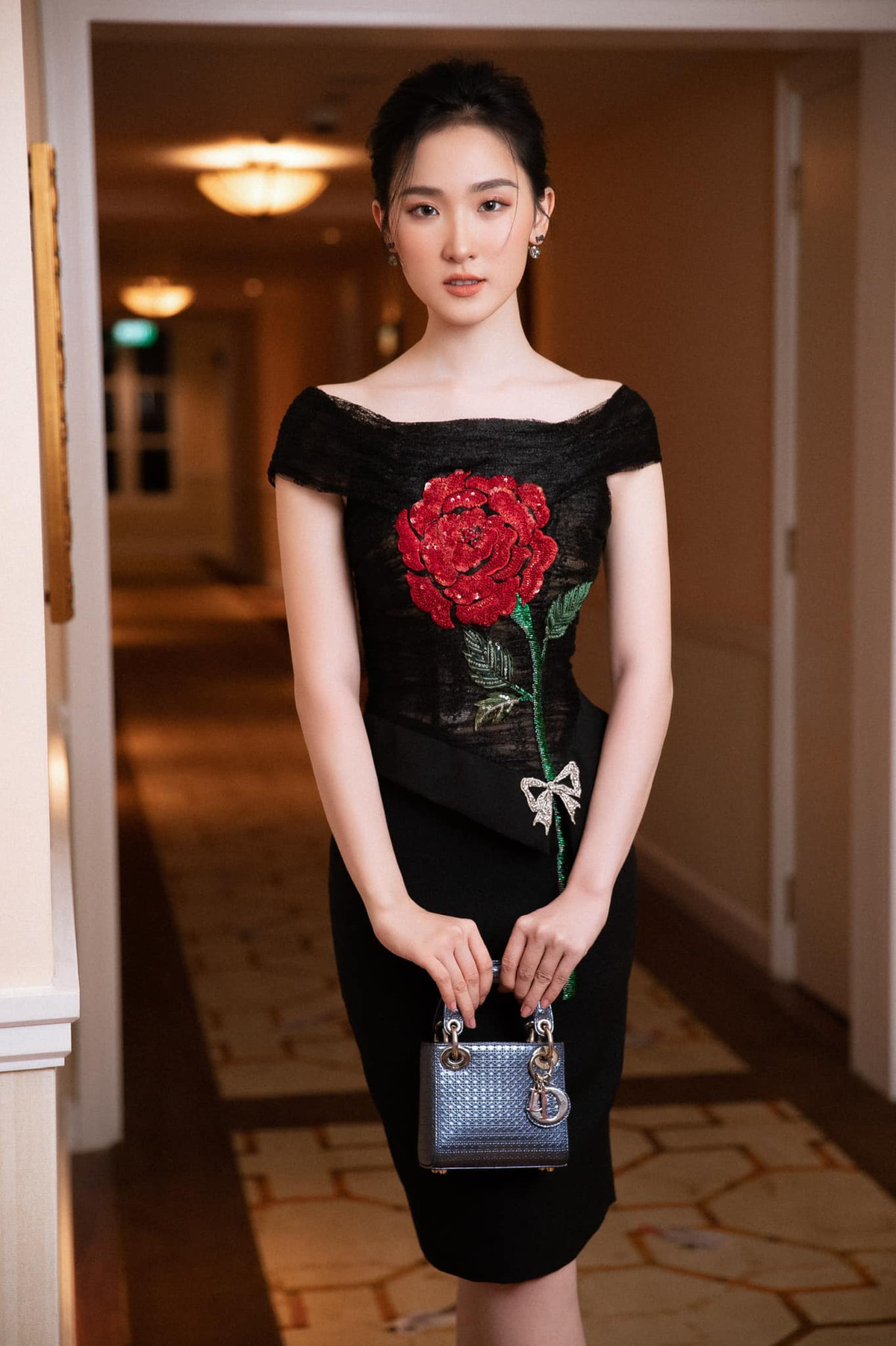 Chỉ cần thực hiện động tác ngồi xổm 100 lần/ngày sẽ thấy được sự thay đổi trong 1 tuần. Kết quả là trong 3 năm, Phan Cẩm Nhi tăng được 6cm số đo vòng 3.