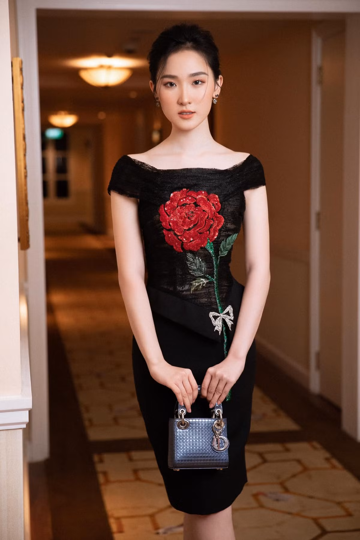 Chỉ cần thực hiện động tác ngồi xổm 100 lần/ngày sẽ thấy được sự thay đổi trong 1 tuần. Kết quả là trong 3 năm, Phan Cẩm Nhi tăng được 6cm số đo vòng 3.