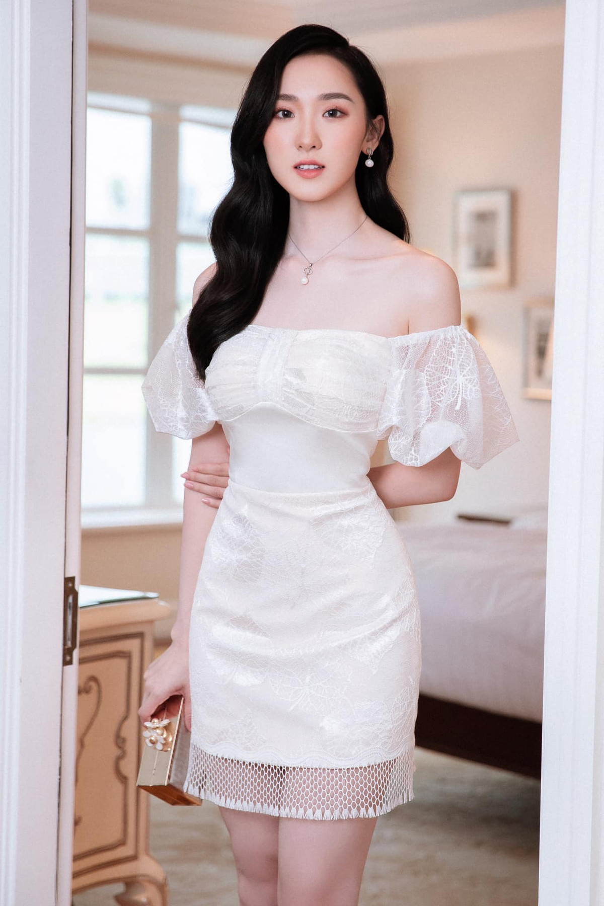 Để có cơ thể khoẻ mạnh, Phan Cẩm Nhi lựa chọn tập yoga thường xuyên. Những bài tập nhẹ nhàng, giúp giãn cơ hiệu quả và mang lại sự sảng khoái sau nhiều giờ làm việc mệt nhọc.