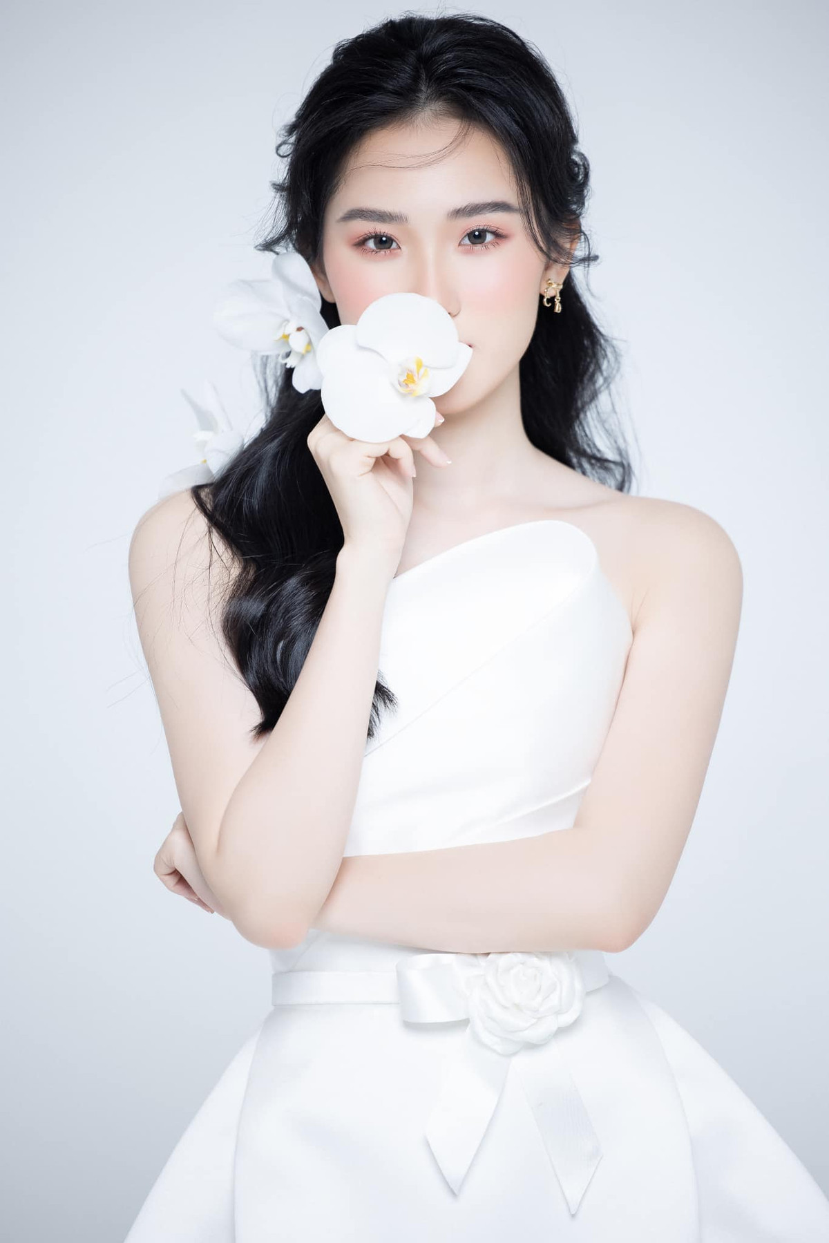 Về phần ăn uống, Phan Cẩm Nhi cho phép mình nạp vào thoải mái, ăn theo sở thích. Khi thấy cân nặng tăng lên, cô sẽ lưu ý kiềm chế và giảm bớt số lượng thức ăn hơn ngày thường. Cô thuộc tuýp người ăn nhiều không béo nên việc nạp calo thoải mái hơn, nhưng song song đó, phần tập luyện càng được chú trọng.