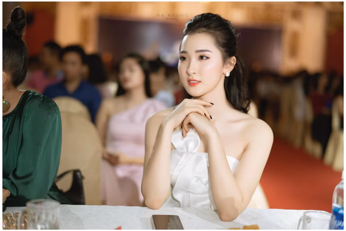 Người đẹp gốc Đà Nẵng thực hiện việc uống nước đầy đủ, ăn đủ chất dinh dưỡng. Chăm sóc da với các bước làm sạch, dưỡng tinh chất hay kem dưỡng ẩm... đều không thể bỏ qua trong chu trình dưỡng nhan của cô. 