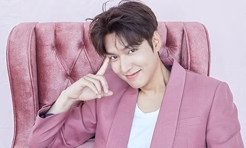 Bên cạnh việc dưỡng da, Lee Min Ho cũng chăm chút khá nhiều cho ngoại hình. Trong bài phỏng vấn trên tạp chí, Lee Min Ho tiết lộ bí quyết để giảm cân và duy trì vóc dáng cân đối là ăn nhiều chuối.