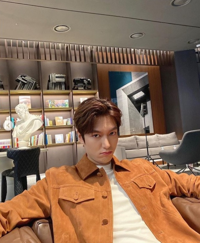 Lee Min Ho cũng không quên thoa lotion dưỡng mặt, dùng serum trà xanh để chống lão hóa và kem dưỡng ẩm để khóa các bước skincare giúp tinh chất thẩm thấu sâu vào da.
