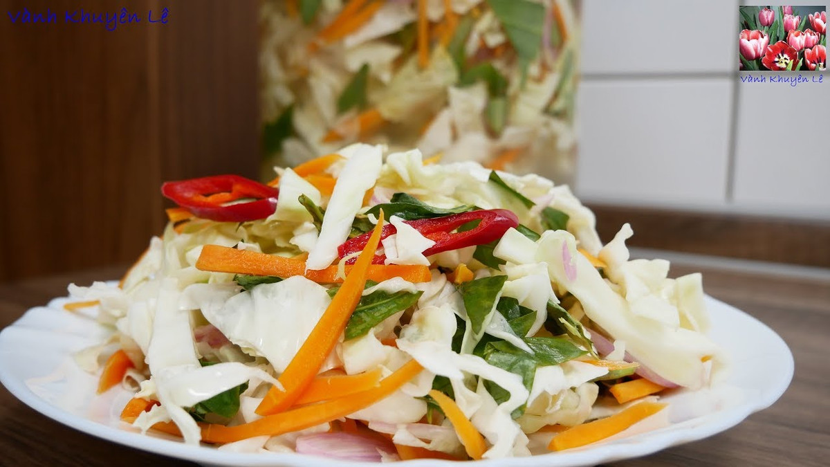 2. Có thể ngăn ngừa bệnh hen suyễn: Rau lên men có nhiều hợp chất sinh học như vitamin C, khoáng chất, chất xơ và beta-carotene cùng với các chất phytochemical và vi khuẩn axit lactic. Một số chủng vi khuẩn axit lactic (Lactobacillus rhamnosus) được tìm thấy trong dưa bắp cải có tác dụng tăng cường miễn dịch mạnh mẽ chống lại các bệnh dị ứng bao gồm cả bệnh hen suyễn.