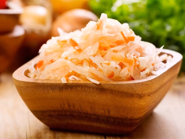 10. Tăng cường miễn dịch: Dưa bắp cải chứa vi sinh vật và các chất dinh dưỡng quan trọng như vitamin C giúp tăng cường miễn dịch bằng cách cải thiện sức khỏe đường ruột và kích hoạt sản xuất các kháng thể tự nhiên. Ảnh: Boldsky.