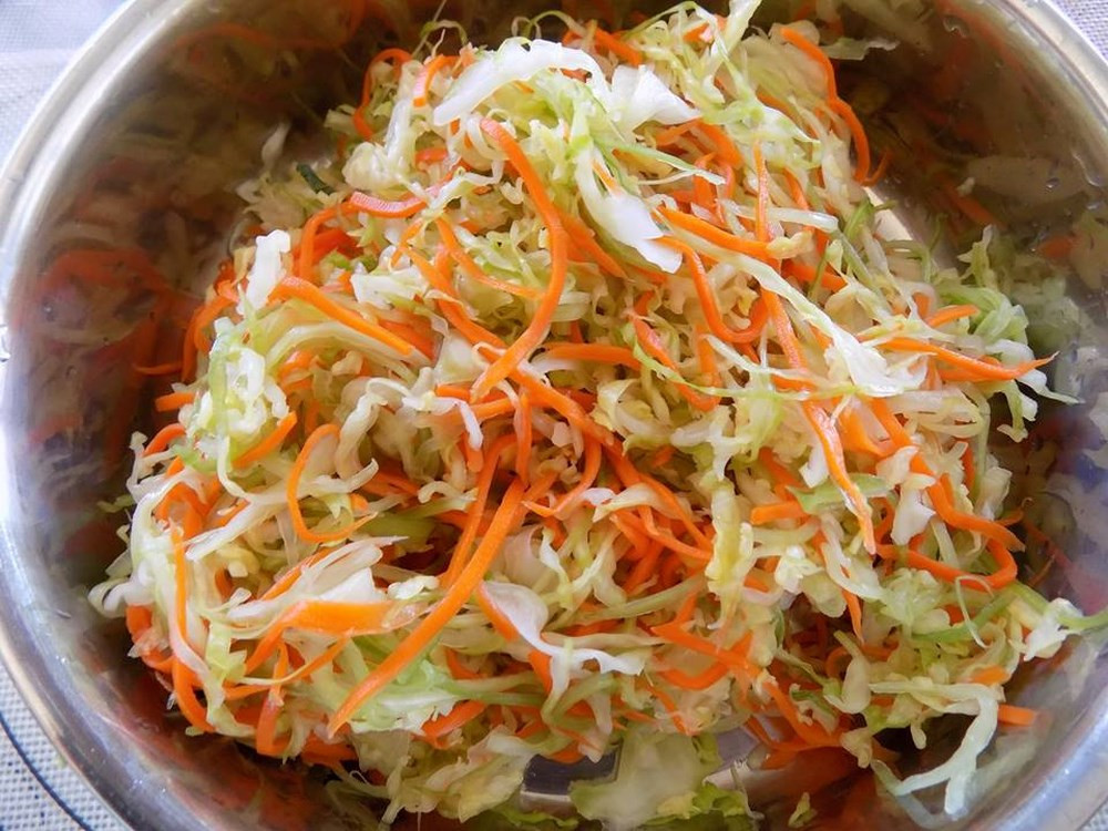 7. Hỗ trợ sức khỏe của xương: Ăn dưa cải bắp cung cấp một lượng lớn menaquinone hoặc vitamin K2. Chất dinh dưỡng này có liên quan đến việc cải thiện sức khỏe của xương và có thể giúp ngăn ngừa các bệnh liên quan đến xương như loãng xương và xương yếu. Ngoài ra, canxi trong thực phẩm giúp xương chắc khỏe.