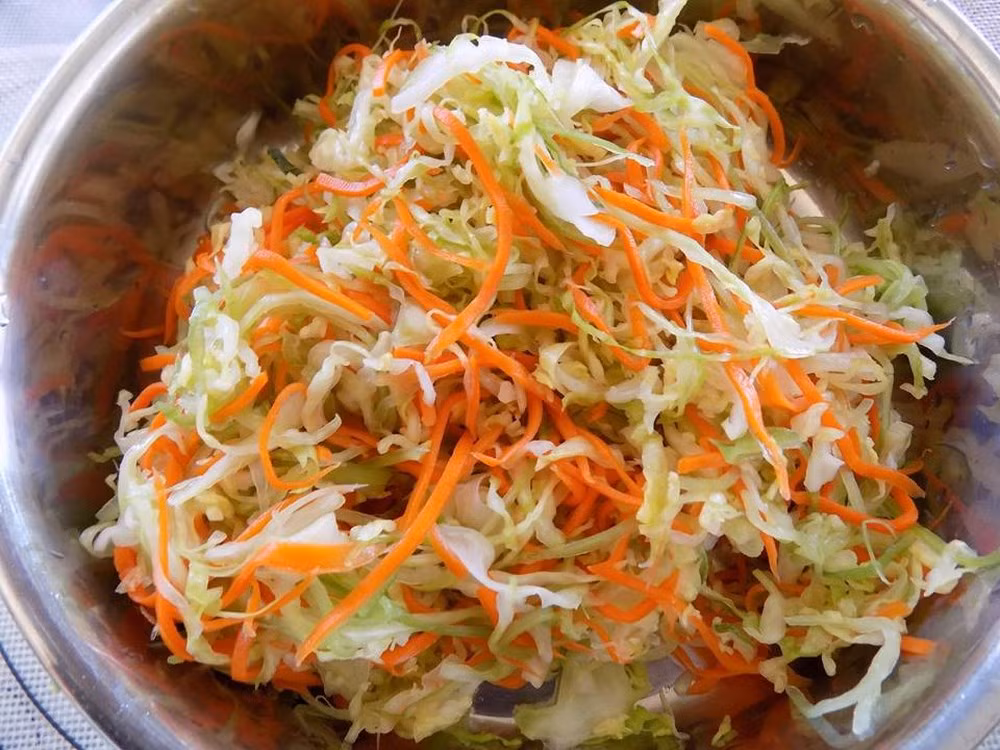 7. Hỗ trợ sức khỏe của xương: Ăn dưa cải bắp cung cấp một lượng lớn menaquinone hoặc vitamin K2. Chất dinh dưỡng này có liên quan đến việc cải thiện sức khỏe của xương và có thể giúp ngăn ngừa các bệnh liên quan đến xương như loãng xương và xương yếu. Ngoài ra, canxi trong thực phẩm giúp xương chắc khỏe.