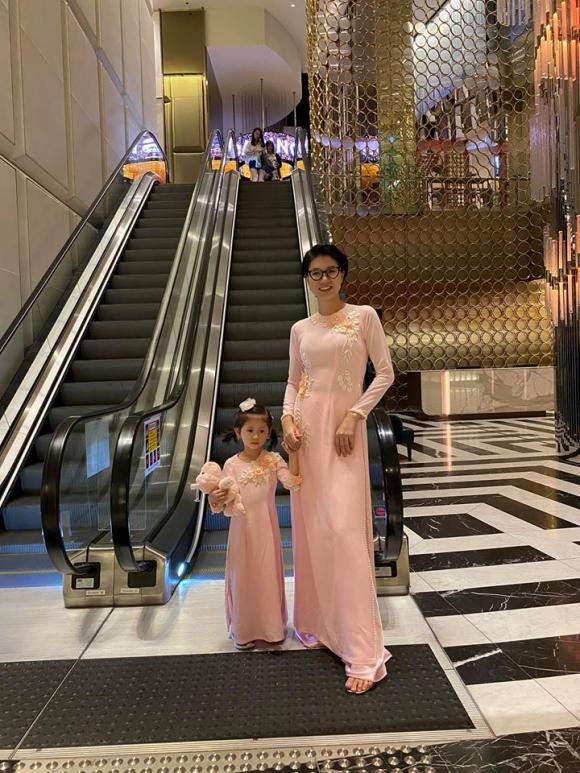 Người mẫu Trang Trần và con gái diện áo dài Tết màu hồng xinh xắn du xuân.